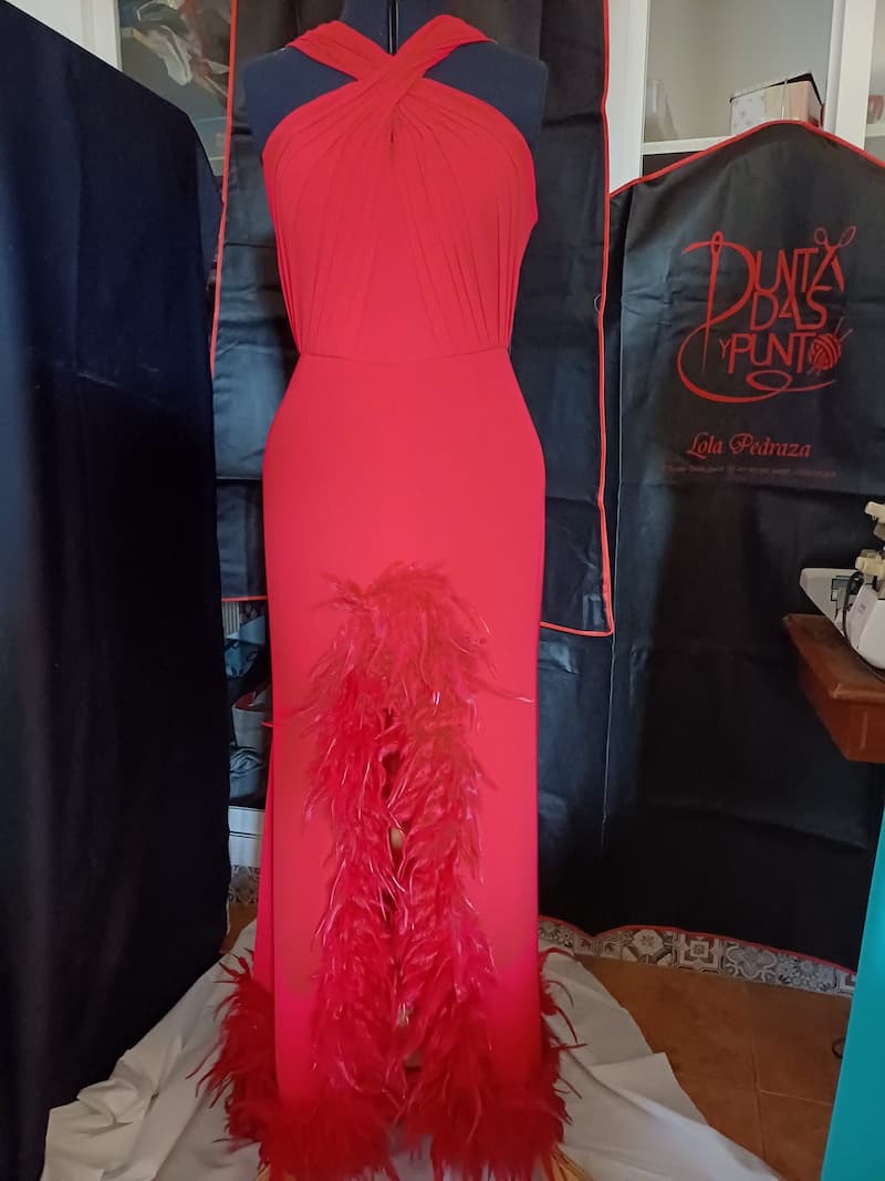 Vestido de fiesta rojo con escote cruzado y plumas